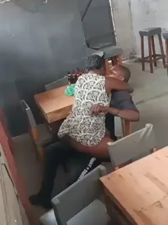 Mais um vídeo vazado da puta sendo fodida no bar